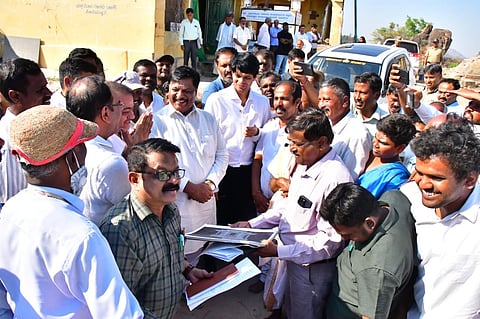 ತಿ.ನರಸೀಪುರ ತಾಲೂಕಿನ ಮುಡುಕುತೊರೆಯಲ್ಲಿ ಶ್ರೀ ಭ್ರಮರಾಂಬ ಶ್ರೀ ಮಲ್ಲಿಕಾರ್ಜುನಸ್ವಾಮಿ ದೇವಾಲಯ ಜೀರ್ಣೋದ್ಧಾರ ಕಾಮಗಾರಿಯನ್ನು ಸಚಿವ ಡಾ.ಎಚ್.ಸಿ.ಮಹದೇವಪ್ಪ ಪರಿಶೀಲಿಸಿದರು. ಜಿ.ಲಕ್ಷ್ಮೀಕಾಂತ್ ರೆಡ್ಡಿ, ಯುಕೇಶ್ ಕುಮಾರ್, ವಿಷ್ಣುವರ್ಧನ, ರಾಜು, ಎಸ್.ಸತೀಶ್ ಚಂದ್ರನ್, ಎಸ್.ಎಂ. ವೆಂಕಟೇಶ್ ಪ್ರಸಾದ್ ಇತರರಿದ್ದರು.