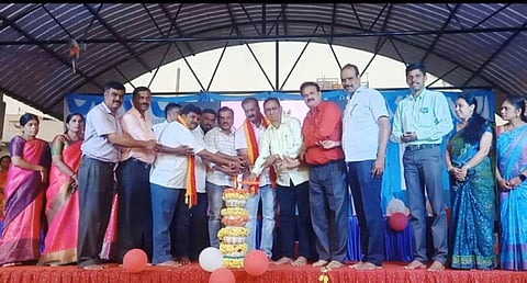 ಹುಣಸೂರು ನಗರದ ಸರ್ಕಾರಿ ಹಿರಿಯ ಪ್ರಾಥಮಿಕ ಬಾಲಕರ ಶಾಲೆಯಲ್ಲಿ ಆಯೋಜಿಸಿದ್ದ ಮಹಾಸಂಭ್ರಮ ಕಾರ್ಯಕ್ರಮವನ್ನು ಕರವೇ ಜಿಲ್ಲಾಧ್ಯಕ್ಷ ಪುರುಷೋತ್ತಮ್ ಉದ್ಘಾಟಿಸಿದರು. ವಿ.ಪಿ.ಸಾಯಿನಾಥ್, ಕುಮಾರ್ ಅರಸೇಗೌಡ, ನರಸಿಂಹ, ಡಾ.ಮಾದುಪ್ರಸಾದ್ ಇತರರಿದ್ದಾರೆ.
