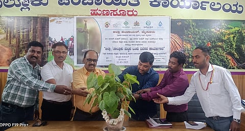 ಹುಣಸೂರು ನಗರದ ತಾಪಂ ಸಭಾಂಗಣದಲ್ಲಿ ಆಯೋಜಿಸಿದ್ದ ತರಬೇತಿ ಕಾರ್ಯಾಗಾರವನ್ನು ಇಒ ಕೆ.ಹೊಂಗಯ್ಯ ಉದ್ಘಾಟಿಸಿದರು. ಕೆ.ಎಂ.ರಾಜೇಂದ್ರ, ನಿರಂಜನ, ಜಿ.ಎಂ.ರೆಬೆಲ್ಲೋ ಇತರರು ಇದ್ದರು.
