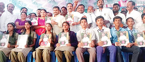 HUN-MAR-19-1(PASSING PACKATGE BOOK DISTRIBUTON BY MLA)