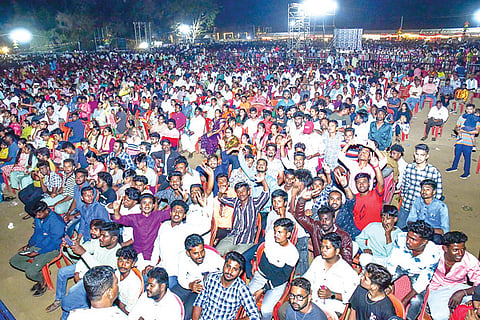 Hampi Utsav People who witnessed the M.P. Prakash Vedike program.