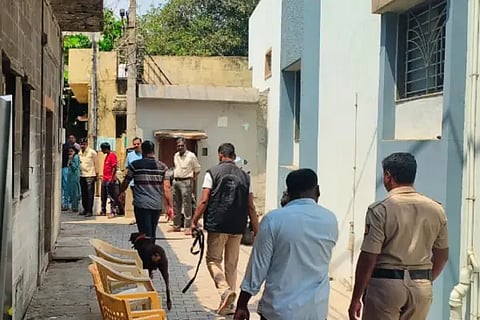 House lock broken, gold stolen