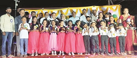 ಯರಗನಾಳು ಗ್ರಾಮದ ಕಿರಿಯ ಪ್ರಾಥಮಿಕ ಶಾಲಾ ಆವರಣದಲ್ಲಿ ಆಯೋಜಿಸಿದ್ದ ಕಾರ್ಯಕ್ರಮದಲ್ಲಿ ಸ್ಪರ್ಧಾ ವಿಜೇತ ಮಕ್ಕಳಿಗೆ ಬಹುಮಾನ ವಿತರಿಸಲಾಯಿತು. ರೂಪಶ್ರೀ, ಮಧುಸೂದನ್, ನಂಜುಂಡೇಗೌಡ, ಜಯರಾಮ್, ರುದ್ರೇಶ್ ಇದ್ದರು.