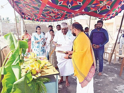  ಹೊಳೆನರಸೀಪುರ ಪಟ್ಟಣದ ಸಾರ್ವಜನಿಕ ಆಸ್ಪತ್ರೆಯಲ್ಲಿ ನಡೆಯುತ್ತಿರುವ ಕಾಮಗಾರಿಯನ್ನು ಶಾಸಕ ಎಚ್.ಡಿ.ರೇವಣ್ಣ ವೀಕ್ಷಿಸಿದರು.