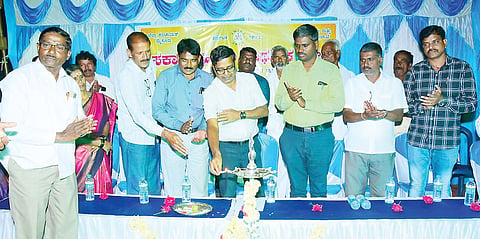 ತಿ.ನರಸೀಪುರ ತಾಲೂಕಿನ ಸಿ.ಬಿ.ಹುಂಡಿ ಕ್ಲಸ್ಟರ್ ವ್ಯಾಪ್ತಿಯ ಚಂದಹಳ್ಳಿ ಸರ್ಕಾರಿ ಹಿರಿಯ ಪ್ರಾಥಮಿಕ ಶಾಲೆ ವಾರ್ಷಿಕೋತ್ಸವ ಕಾರ್ಯಕ್ರಮವನ್ನು ಎಸ್.ಸಿ.ಶಿವಮೂರ್ತಿ ಉದ್ಘಾಟಿಸಿದರು.ಎಂ.ವಿ.ಶಿವಶಂಕರಮೂರ್ತಿ, ನಾಗೇಶ್, ಮರಿಸ್ವಾಮಿ, ಸುಬ್ಬಣ್ಣ, ಸೋಮಶೇಖರ್, ರವಿಕುಮಾರ್ ಇತರರಿದ್ದರು.
