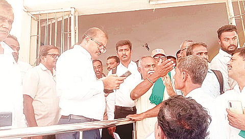 ಉಪವಿಭಾಗಾಧಿಕಾರಿ ಶ್ರೀನಿವಾಸ್ ಅವರ ವರ್ತನೆಯನ್ನು ಖಂಡಿಸಿ ರೈತಸಂಘ ಕಾರ್ಯಕರ್ತರು ತರಾಟೆಗೆ ತೆಗೆದುಕೊಂಡರು.