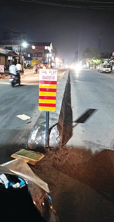 ಎಚ್ಚರಿಕೆ ಸೂಚನಾ ಫಲಕ ಅಳವಡಿಕೆ