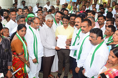 JDS protests against the state government Mandya