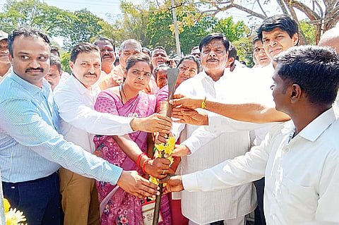 ತಿ ನರಸೀಪುರ ತಾಲೂಕಿನ ಟಿ. ಬೆಟ್ಟಹಳ್ಳಿ ಗ್ರಾಮದಲ್ಲಿ ಸಚಿವ ಡಾ.ಎಚ್.ಸಿ.ಮಹದೇವಪ್ಪ ಮಾದರಿ ಗ್ರಾಮ ವಿದ್ಯುತ್ ಯೋಜನೆ ಕಾಮಗಾರಿಗಳಿಗೆ ಭೂಮಿಪೂಜೆ ಸಲ್ಲಿಸಿ ಚಾಲನೆ ನೀಡಿದರು. ಜಿ.ಲಕ್ಷ್ಮಿಕಾಂತ್ ರೆಡ್ಡಿ, ಸುನೀಲ್ ಕುಮಾರ್, ಆನಂದ್, ಪುಟ್ಟಮ್ಮ ಶಂಭುಲಿಂಗ, ಕುಕ್ಕುರು ಗಣೇಶ್, ಎಂ.ಡಿ. ಬಸವರಾಜು, ದಕ್ಷಿಣಾಮೂರ್ತಿ ಇತರರು ಇದ್ದರು