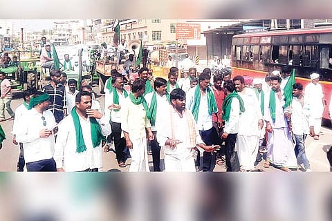 Lingasugur formars tractors protest