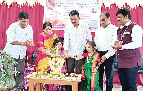 ಹರಪನಹಳ್ಳಿಯ ವಿವಿಎಸ್ ಪಬ್ಲಿಕ್ ಶಾಲೆಯಲ್ಲಿ ಹಮ್ಮಿಕೊಂಡಿದ್ದ ರಾಷ್ಟ್ರೀಯ ವಿಜ್ಞಾನ ದಿನ ಕಾರ್ಯಕ್ರಮವನ್ನು ಶಾಲೆಯ ಅಧ್ಯಕ್ಷ ಮೋಹನ್ ರೆಡ್ಡಿ ಉದ್ಘಾಟಿಸಿದರು. ಎಡಿಬಿ ಕಾಲೇಜಿನ ಪ್ರಾಚಾರ್ಯ ಎಸ್.ಎಂ.ಸಿದ್ದಲಿಂಗ ಮೂರ್ತಿ, ಕೆ.ಎಂ.ವಿಶ್ವನಾಥ, ಎಸ್.ಶಿವನಗೌಡ, ಮುಖ್ಯಶಿಕ್ಷಕ ಅನಂದ ನಾಡೇಕರ್ ಇತರರಿದ್ದರು.