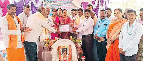 ಮಾ.28ಎಚ್‌ಆರ್‌ಪಿ-03 ಹರಪನಹಳ್ಳಿ ತಾಲೂಕಿನ ಕೆಂಚಾಪುರ ಗ್ರಾಮದಲ್ಲಿ ಧರ್ಮಸ್ಥಳ ಗ್ರಾಮಾಭಿವೃದ್ಧಿ ಸಂಸ್ಥೆಯಿಂದ ಜೀರ್ಣೋದ್ಧಾರಗೊಂಡ ಕೆರೆ ಹಸ್ತಾಂತರಿಸಲಾಯಿತು. ಕೆರೆ ಸಮಿತಿ ಅಧ್ಯಕ್ಷ ರೇವಪ್ಪ, ರೈತ ಸಂಘದ ಜಿಲ್ಲಾ ಉಪಾಧ್ಯಕ್ಷ ಮಹೇಶಪ್ಪ, ಪ್ರಮುಖರಾದ ಶೈಲಜಾ, ಮಮತಾ ಸಿದ್ದನಗೌಡ, ಬಸಣ್ಣ, ಚಂದ್ರಪ್ಪ, ಏಕಾಂತಪ್ಪ, ಬಸವರಾಜ, ರೇಣುಕಮ್ಮ, ಶೇಖರಪ್ಪ, ಹನುಮಂತಪ್ಪ, ಗಿರೀಶ, ಪಾಲಾಕ್ಷಪ್ಪ, ಬಾಬು ಇತರರಿದ್ದರು.