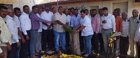 ಪಿರಿಯಾಪಟ್ಟಣ ತಾಲೂಕು ರಾವಂದೂರಿನಲ್ಲಿ ರಾಗಿ ಖರೀದಿ ಕೇಂದ್ರವನ್ನು ಆಶ್ರಯ ಸಮಿತಿ ಅಧ್ಯಕ್ಷ ನಿತಿನ್ ವೆಂಕಟೇಶ್ ಉದ್ಘಾಟಿಸಿದರು. ಸಣ್ಣಸ್ವಾಮಿ, ಮಂಜುನಾಥ್, ಎಸ್.ಟಿ.ರಾಜಶೇಖರ್, ಅಪ್ಪಾಜಿಗೌಡ, ಚಂದ್ರೇಗೌಡ ಇತರರು ಇದ್ದರು.