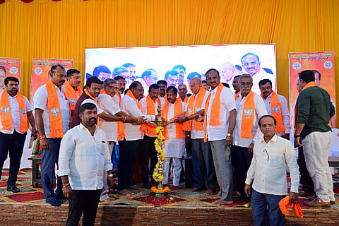 ರೇಷ್ಮೆ ಬೆಳೆಗಾರರ ಹಾಗೂ ರೈತರ ಸೇವಾ ಸಹಕಾರ ಸಂಘದ ನೂತನ ಆಡಳಿತ ಮಂಡಳಿ ಮತ್ತು ಕಾರ್ಯಕರ್ತರಿಗೆ ಅಭಿನಂದನಾ ಸಮಾರಂಭವನ್ನು ಕೇಂದ್ರ ಮಾಜಿ ಸಚಿವ ಎ.ನಾರಾಯಣಸ್ವಾಮಿ ಉದ್ಘಾಟಿಸಿದರು. ಶಾಸಕರಾದ ಎಂ.ಸತೀಶ್‌ರೆಡ್ಡಿ, ಸಿ.ಕೆ.ರಾಮಮೂರ್ತಿ, ವಿಧಾನ ಪರಿಷತ್ ಸದಸ್ಯ ಎಚ್.ಎಸ್.ಗೋಪಿನಾಥರೆಡ್ಡಿ, ಬಿಜೆಪಿ ರಾಜ್ಯ ಕಾರ್ಯದರ್ಶಿ ಸಿ.ಮುನಿರಾಜು ಇದ್ದರು.
