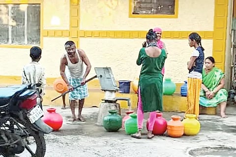 Scramble for water before the start of summer