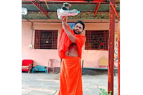 Show humanity by giving water to the birds.