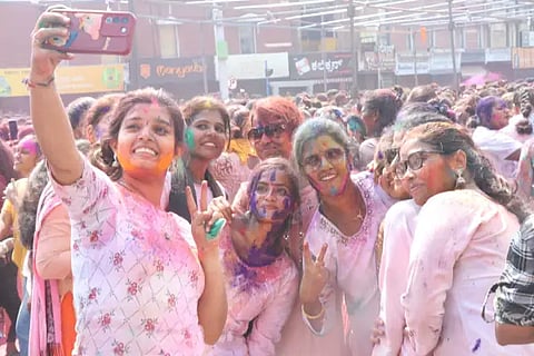 holi