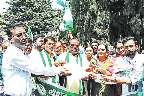 ರಾಜ್ಯ ಸರ್ಕಾರದ ಗ್ಯಾರಂಟಿ ಯೋಜನೆಗಳ ಅಸಮರ್ಪಕ ಅನುಷ್ಠಾನ ಖಂಡಿಸಿ ವಿಜಯಪುರದಲ್ಲಿ ಜೆಡಿಎಸ್ ಕಾರ್ಯಕರ್ತರು ಪ್ರತಿಭಟನೆ ನಡೆಸಿ ಅಪರ ಜಿಲ್ಲಾಧಿಕಾರಿ ಸೋಮಲಿಂಗ ಗೆಣ್ಣೂರ ಅವರಿಗೆ ಮನವಿ ಸಲ್ಲಿಸಿದರು. ಅಪ್ಪುಗೌಡ ಪಾಟೀಲ (ಮನಗೂಳಿ), ಬಿ.ಜಿ. ಪಾಟೀಲ, ಸುನೀತಾ ಚವ್ಹಾಣ ಮತ್ತಿತರರಿದ್ದಾರೆ.