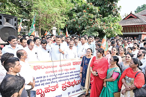 mng-mar4-bjp protest