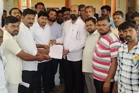 ನಾಲತವಾಡ ಪಟ್ಟಣದ 1 ಮತ್ತು 2ನೇ ವಾರ್ಡಿನಲ್ಲಿ ವಾಸಿಸುತ್ತಿರುವ ಕುಟುಂಬಗಳ ಆಸ್ತಿಗಳನ್ನು ಶೀಘ್ರ ‘ಬಿ’ ಖಾತೆಗೆ ಒಳಪಡಿಸಬೇಕೆಂದು ಆಗ್ರಹಿಸಿ ನಿವಾಸಿಗಳು ಬುಧವಾರ ಪಪಂ ಕಚೇರಿಗೆ ಮುತ್ತಿಗೆ ಹಾಕಿ ಆಕ್ರೋಶ ವ್ಯಕ್ತಪಡಿಸಿದರು.