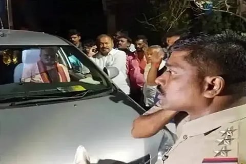 police stop promod mutalik yesturday night
