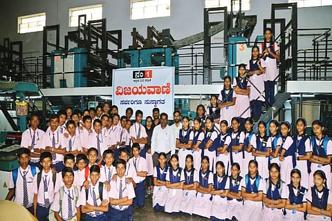 school children visit vijayavani press