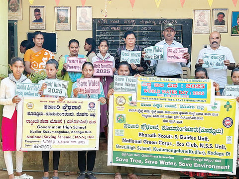 ಕೂಡುಮಂಗಳೂರು ಸರ್ಕಾರಿ ಪ್ರೌಢ ಶಾಲೆಯಲ್ಲಿ ವಿಶ್ವ ಜಲದಿನ ಆಚರಿಸಲಾಯಿತು. ಟಿ.ಜಿ. ಪ್ರೇಮಕುಮಾರ್, ಪುಟ್ಟಸ್ವಾಮಿ, ಜಗ್ಗೇಶ್, ದಯಾನಂದ ಮತ್ತಿತರರು ಇದ್ದರು.