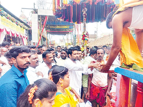 ಸರಗೂರು ತಾಲೂಕಿನ ಇಟ್ನಾ ಗ್ರಾಮದಲ್ಲಿ ಚಿಕ್ಕ ದೇವಮ್ಮನ ಜಾತ್ರಾ ಮಹೋತ್ಸವ ವಿಜೃಂಭಣೆಯಿಂದ ನೆರವೇರಿತು. ಶಾಸಕ ಅನಿಲ್ ಚಿಕ್ಕಮಾದು ಇತರರು ಪಾಲ್ಗೊಂಡಿದ್ದರು.
