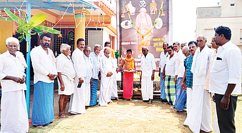 ಸರಗೂರು ತಾಲೂಕಿನ ಮುಳ್ಳೂರು ಗ್ರಾಮದಲ್ಲಿ ಶಿವಕುಮಾರ ಸ್ವಾಮೀಜಿ ಅವರ ಜಯಂತಿಯನ್ನು ಆಚರಣೆ ಮಾಡಲಾಯಿತು. ರವಿಕುಮಾರ್.ಶಿವರಾಜಪ್ಪ, ನಾಗರಾಜು ಎಂ ಎಸ್, ಶಿವರುದ್ರಪ್ಪ, ಎಂ.ಪಿ.ಶ್ರೀಕಂಠಪ್ಪ, ಎಂ.ಕೆ.ಪ್ರಕಾಶ್, ರಾಜಪ್ಪ, ಎಂ ಮೋಹನಕುಮಾರ್, ಪರಶಿವಮೂರ್ತಿ ಇತರರಿದ್ದರು.