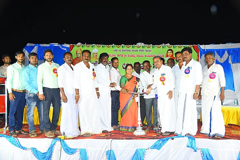 ಕುರುಗೋಡು ಸಮೀಪದ ಕೆರೆಕೆರೆಯಲ್ಲಿ ಗುರುವಂದನೆ ಮತ್ತು ಸಾಂಸ್ಕೃತಿಕ ಕಾರ್ಯಕ್ರಮವನ್ನು ಶಿಕ್ಷಕರು ಉದ್ಘಾಟಿಸಿದರು. ಶಿಕ್ಷಕರಾದ ಈಶ್ವರಪ್ಪ, ಪರಮೇಶಪ್ಪ, ತುಳಸಿಬಾಯಿ ಪವಾರ್, ಶೇಖರಪ್ಪ, ವಿಜಯ್ ಕುಮಾರ್, ಪ್ರಮುಖರಾದ ಕುಂದ್ಲಿ ಈಶ್ವರ, ಸಾಳೇರು ನಾಗರಾಜ, ಮಾಯಪ್ಪ, ಮಯೂರ, ಕುಂದ್ಲಿ ಭೀಮರಾಜ, ಕಾಗಿ ಗೋವರ್ಧನ ಇತರರಿದ್ದರು.