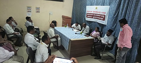 ಕುರುಗೋಡು ತಾಲೂಕು ಸಭಾಂಗಣದಲ್ಲಿ ಲೋಕಾಯುಕ್ತ ಎಸ್ಪಿ ಸುರೇಶ್ ಬಾವಿಮನಿ ಅಧ್ಯಕ್ಷತೆಯಲ್ಲಿ ಸಾರ್ವಜನಿಕರ ಕುಂದು ಕೊರತೆಗಳ ಸಭೆ ನಡೆಯಿತು. ತಹಸೀಲ್ದಾರ್ ನರಸಪ್ಪ, ತಾಪಂ ಇಒ ನಿರ್ಮಲಾ, ಗ್ರೇಡ್-2 ತಹಸೀಲ್ದಾರ್ ಮಲ್ಲೇಶಪ್ಪ ಇತರರಿದ್ದರು.