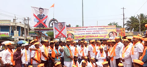 ಕುಷ್ಟಗಿಯ ಬಸವೇಶ್ವರ ವೃತ್ತದಲ್ಲಿ ಶಾಸಕ ಬಸನಗೌಡ ಪಾಟೀಲ್ ಯತ್ನಾಳ್ ಉಚ್ಚಾಟನೆ ಖಂಡಿಸಿ ತಾಲೂಕಿನ ಪಂಚಮಸಾಲಿ ಸಮುದಾಯದಿಂದ ಪ್ರತಿಭಟನೆ ನಡೆಯಿತು. ಸಮುದಾಯದ ತಾಲೂಕು ಅಧ್ಯಕ್ಷ ದೇವೇಂದ್ರಪ್ಪ ಬಳೂಟಗಿ, ಪ್ರಮುಖರಾದ ವೀರೇಶ ನಾಲತ್ವಾಡ, ಬಸವರಾಜ ಹೊರಪ್ಯಾಟಿ ಇತರರಿದ್ದರು.