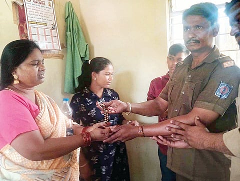 ಅರಕೇರಾ ಕೆಕೆಆರ್‌ಟಿಸಿ ನೌಕರ ಶೇಖ್ ಮಹಿಬೂಬ ಕಾಟಮಳ್ಳಿ ಬಸ್‌ನಲ್ಲಿ ಬಿಟ್ಟು ಹೋಗಿದ್ದ ಆಭರಣದ ಬ್ಯಾಗ್‌ನ್ನು ಆಶಾಬಿಗೆ ನೀಡಿದರು.