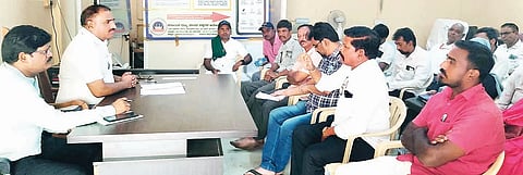 ಕಂಪ್ಲಿ ತಹಸಿಲ್ ಕಚೇರಿ ಸಭಾಂಗಣದಲ್ಲಿ ಮಹನೀಯರ ಜಯಂತಿ ಪೂರ್ವಭಾವಿ ಸಭೆಯಲ್ಲಿ ತಹಸೀಲ್ದಾರ್ ಎಸ್.ಶಿವರಾಜ ಮಾತನಾಡಿದರು. ಪುರಸಭೆ ಮುಖ್ಯಾಧಿಕಾರಿ ಕೆ.ದುರುಗಣ್ಣ, ಪ್ರಮುಖರಾದ ಕೆ.ಲಕ್ಷ್ಮಣ, ಸಿ.ಎ.ಚನ್ನಪ್ಪ, ಸಿ.ವೆಂಕಟೇಶ್, ಎಚ್.ಗುಂಡಪ್ಪ, ಜಿ.ಕೆ.ತಿಪ್ಪೇಶ್ ಇತರರಿದ್ದರು.