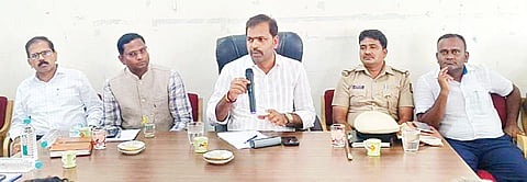 ಕೆ.ಆರ್.ನಗರದ ಆಡಳಿತ ಸೌಧದ ಕೃಷ್ಣರಾಜೇಂದ್ರ ಸಭಾಂಗಣದಲ್ಲಿ ಆಯೋಜಿಸಿದ್ದ ಬಾಬು ಜಗಜೀವನರಾಮ್ ಮತ್ತು ಅಂಬೇಡ್ಕರ್ ಜಯಂತಿ ಪೂರ್ವಭಾವಿ ಸಭೆಯಲ್ಲಿ ಶಾಸಕ.ಡಿ.ರವಿಶಂಕರ್ ಮಾತನಾಡಿದರು. ಜಿ.ಸುರೇಂದ್ರ ಮೂರ್ತಿ, ವಿ.ಪಿ.ಕುಲದೀಪ್, ಡಾ.ಡಿ.ನಟರಾಜು, ಬಿ.ವಿ.ವೆಂಟೇಶ್, ಎಸ್.ಶಿವಪ್ರಕಾಶ್ ಇದ್ದರು.