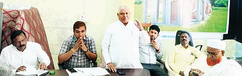 ಸಿರಗುಪ್ಪದ ತಹಸಿಲ್ ಕಚೇರಿಯಲ್ಲಿ ಹಮ್ಮಿಕೊಂಡಿದ್ದ ಡಾ.ಬಿ.ಆರ್.ಅಂಬೇಡ್ಕರ್ ಹಾಗೂ ಡಾ.ಬಾಬುಜಗಜೀವನ ರಾಮ್ ಜಯಂತಿ ಪೂರ್ವಭಾವಿ ಸಭೆಯಲ್ಲಿ ವಾಲ್ಮೀಕಿ ವಿದ್ಯಾ ಅಭಿವೃದ್ಧಿ ಸಂಘದ ತಾಲೂಕು ಅಧ್ಯಕ್ಷ ಬಿ.ಎಂ.ಸತೀಶ ಮಾತನಾಡಿದರು. ತಹಸೀಲ್ದಾರ್ ಎಚ್.ವಿಶ್ವನಾಥ, ಅಂಬೇಡ್ಕರ್ ಸಂಘದ ತಾಲೂಕು ಅಧ್ಯಕ್ಷ ಕೊಡ್ಲೆ ಮಲ್ಲಿಕಾರ್ಜುನ ಇತರರಿದ್ದರು.