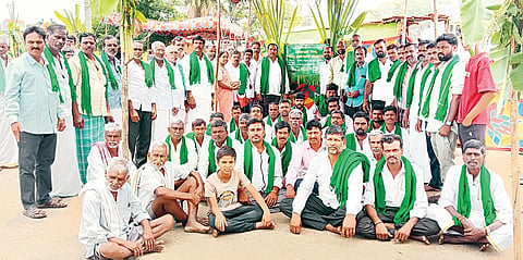 ನಂಜನಗೂಡು ತಾಲೂಕಿನ ಗೀಕಳ್ಳಿ ಗ್ರಾಮದಲ್ಲಿ ರಾಜ್ಯ ಕಬ್ಬು ಬೆಳೆಗಾರರ ಸಂಘದ ನೂತನ ಗ್ರಾಮ ಘಟಕವನ್ನು ರಚಿಸಲಾಯಿತು. ಜಿಲ್ಲಾಧ್ಯಕ್ಷ ಹಾಡ್ಯ ರವಿ, ರಾಜ್ಯ ಉಪಾಧ್ಯಕ್ಷ ಅಂಕನಹಳ್ಳಿ ತಿಮ್ಮಪ್ಪ, ರಾಜ್ಯ ಪ್ರಧಾನ ಕಾರ್ಯದರ್ಶಿ ಮಲೆಯೂರು ಹರ್ಷ, ಅತ್ತಹಳ್ಳಿ ಸ್ವಾಮಿರಾಜ್, ತಾಲೂಕು ಅಧ್ಯಕ್ಷ ಅಂಬಳೆ ಮಹದೇವಸ್ವಾಮಿ, ಮುದ್ದಹಳ್ಳಿ ಚಿಕ್ಕಸ್ವಾಮಿ, ವಳಗೆರೆ ಗಣೇಶ್, ಮಹೇಶ್, ಮಲೆಯೂರು ಪ್ರವೀಣ್, ಅರಳಿ ಕಟ್ಟೆ ಕುಮಾರ್, ಉಡಿಗಾಲ ಮಂಜುನಾಥ್ ಇತರರಿದ್ದರು.