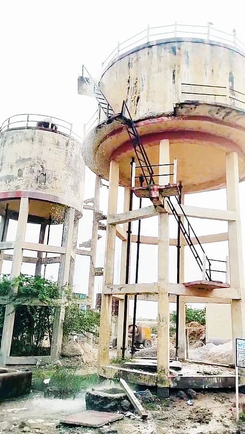 ಸಿರಿಗೇರಿ ಸಮೀಪ ಹಾವಿನಾಳು ಗ್ರಾಮದಲ್ಲಿ ಕುಡಿಯುವ ನೀರಿನ ಟ್ಯಾಂಕ್ ತುಂಬಿ ನೀರು ಪೋಲಾಗುತ್ತಿರುವುದು.