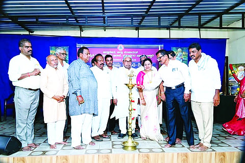 ಬಳ್ಳಾರಿಯಲ್ಲಿ ದೇವರ ದಾಸಿಮಯ್ಯ ಜಯಂತಿ ಕಾರ್ಯಕ್ರಮವನ್ನು ಜಿಲ್ಲಾ ಶರಣ ಸಾಹಿತ್ಯ ಪರಿಷತ್ ಅಧ್ಯಕ್ಷ ಕೆ.ಬಿ.ಸಿದ್ದಲಿಂಗಪ್ಪ ಉದ್ಘಾಟಿಸಿದರು. ಜಿಲ್ಲಾ ನೇಕಾರರ ಸಮುದಾಯಗಳ ಒಕ್ಕೂಟದ ಅಧ್ಯಕ್ಷ ಸಿ.ದೇವಾನಂದ, ಕನ್ನಡ ಮತ್ತು ಸಂಸ್ಕೃತಿ ಇಲಾಖೆ ಸಹಾಯಕ ನಿರ್ದೇಶಕ ಬಿ.ನಾಗರಾಜ, ಪ್ರಮುಖರಾದ ಶೀಲಾ ಬ್ರಹ್ಮಯ್ಯ, ರಾಮಕೃಷ್ಣ, ಮಂಜುಳಾ, ರಾಜು, ಇತರರಿದ್ದರು.