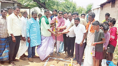 ಚಿಕ್ಕಯರದಿಹಾಳ ಗ್ರಾಮದಲ್ಲಿ ವಿಧಾನ ಪರಿಷತ್ ಸದಸ್ಯ ಶರಣಗೌಡ ಪಾಟೀಲ್ ಬಯ್ಯಪುರ ಸಿಸಿ ರಸ್ತೆ ಕಾಮಗಾರಿಗೆ ಭೂಮಿಪೂಜೆ ನೇರೆವೇರಿಸಿದರು. ಮುದಗಲ್ ಪುರಸಭೆ ಸದಸ್ಯ ಶ್ರೀಕಾಂತಗೌಡ ಪಾಟೀಲ್, ಪ್ರಮುಖರಾದ ಕೇಶವರಡ್ಡಿ, ಸುರೇಶ ಶೇಠ್, ಸಿದ್ದರಾಮೇಶ್ವರ ಪಾಗದ ಇದ್ದರು.