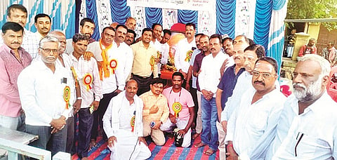 ಕೆ.ಆರ್.ನಗರದ ಗರುಡಗಂಭ ವೃತ್ತದಲ್ಲಿ ಶ್ರೀ ಡಾ.ಶಿವಕುಮಾರ ಶ್ರೀಗಳ ಜನ್ಮ ದಿನವನ್ನು ಆಚರಿಸಲಾಯಿತು. ಕೆ.ಎಸ್.ಮಹೇಶ್, ಎಲ್.ಪಿ.ರವಿಕುಮಾರ್,ರಾಜಶೇಖರ್ ಇದ್ದರು.