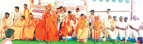 ಅತ್ತನೂರು ಗ್ರಾಮದ ಸೋಮವಾರಪೇಟೆ ಹಿರೇಮಠದಲ್ಲಿ ಹಮ್ಮಿಕೊಂಡಿದ್ದ ಲಿಂ.ರಾಚೋಟಿ ವೀರ ಶಿವಾಚಾರ್ಯರ ಪುಣ್ಯಸ್ಮರಣೋತ್ಸವ ಕಾರ್ಯಕ್ರಮದಲ್ಲಿ ಅಭಿನವ ಶ್ರೀ ರಾಚೋಟಿ ವೀರ ಶಿವಾಚಾರ್ಯ ಸ್ವಾಮೀಜಿ ಮಾತನಾಡಿದರು. ವೀರಭದ್ರ ಶಿವಾಚಾರ್ಯರು, ಗಬ್ಬೂರಿನ ಬೂದಿಬಸವ ಶಿವಾಚಾರ್ಯರು, ನವಲಕಲ್ ಬೃಹನ್ಮಠದ ಅಭಿನವ ಸೋಮನಾಥ ಶಿವಾಚಾರ್ಯರು ಇತರರಿದ್ದರು.