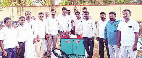 ಕೆ.ಆರ್.ನಗರದಲ್ಲಿರುವ ಶಾಸಕರ ಕಚೇರಿ ಆವರಣದಲ್ಲಿ ಶಾಸಕ ಡಿ. ರವಿಶಂಕರ್ ಫಲಾನುಭವಿಗಳಿಗೆ ಬೋರ್‌ವೆಲ್ ಪರಿಕರಗಳನ್ನು ವಿತರಿಸಿದರು.     