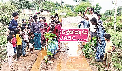 ಸರಗೂರು ತಾಲೂಕಿನ ದಡದಹಳ್ಳಿ ಹಾಡಿ ಜನರು ಹಾಗೂ ಅಖಿಲ ಭಾರತ ಜನ ಅಧಿಕಾರ ಸುರಕ್ಷಾ ಸಮಿತಿ ಸದಸ್ಯರು ಪ್ರತಿಭಟನೆ ನಡೆಸಿದರು. 