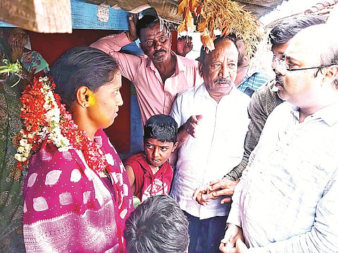 ಕಾಮಹಳ್ಳಿ ಗ್ರಾಮಕ್ಕೆ ಡಾ.ಯತೀಂದ್ರ ಸಿದ್ದರಾಮಯ್ಯ ಭೇಟಿ ನೀಡಿ ಸಾಂತ್ವನ ಹೇಳಿದರು. ಬಸವರಾಜು, ಹಾಡ್ಯ ರಂಗಸ್ವಾಮಿ,  ನಂಜುಂಡಸ್ವಾಮಿ ಇದ್ದರು.