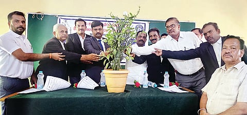 ಸಿರಗುಪ್ಪದ ಎಸ್.ಇ.ಎಸ್.ಪಾಲಿಟೆಕ್ನಿಕ್ ಕಾಲೇಜಿನಲ್ಲಿ ಕಾನೂನು ಅರಿವು-ನೆರವು ಕಾರ್ಯಕ್ರಮವನ್ನು ಪ್ರಮುಖರು ಉದ್ಘಾಟಿಸಿದರು. ನ್ಯಾಯಾಧೀಶ ಆರ್.ಎಚ್.ಅಶೋಕ್, ಸಹಾಯಕ ಸರ್ಕಾರಿ ಅಭಿಯೋಜಕ ಶಿವರಾಜ್, ಬಿ.ಇ.ಒ ಎಚ್.ಗುರಪ್ಪ, ವಕೀಲರ ಸಂಘದ ಕಾರ್ಯದರ್ಶಿ ಎಂ.ಶಿವಕುಮಾರ್, ದೈಹಿಕ ಶಿಕ್ಷಣ ಪರಿವೀಕ್ಷಕ ಬಿ.ರಮೇಶ್, ವಕೀಲರಾದ ಮಲ್ಲಿಗೌಡ, ವೆಂಕಟೇಶ್ ನಾಯ್ಕ ಇತರರಿದ್ದರು.