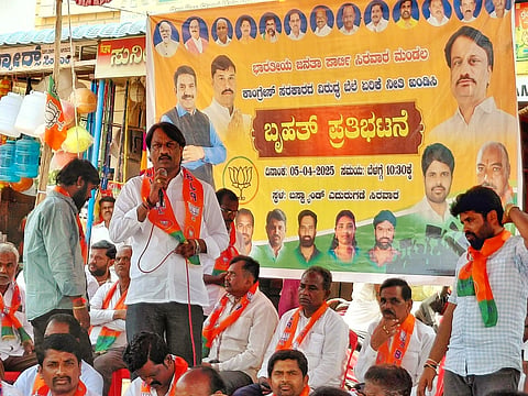 ಸಿರವಾರದಲ್ಲಿ ರಾಜ್ಯ ಕಾಂಗ್ರೆಸ್ ಸರ್ಕಾರ ಬೆಲೆ ಏರಿಕೆ ಖಂಡಿಸಿ ಬಿಜೆಪಿ ಯಿಂದ ಹಮ್ಮಿಕೊಂಡಿದ್ದ ಪ್ರತಿಭಟನೆಯಲ್ಲಿ ತಾಲೂಕಿನ ಅಧ್ಯಕ್ಷ ಜೆ.ದೇವರಾಜಗೌಡ ಪಾಟೀಲ್ ಮಾತನಾಡಿದರು. ತಾಲೂಕು ಪ್ರಧಾನ ಕಾರ್ಯದರ್ಶಿ ಎಚ್ ಕೆ ಅಮರೇಶ, ಮಾಜಿ ಶಾಸಕ ಗಂಗಾಧರ ನಾಯಕ, ಪಪಂ ಉಪಾಧ್ಯಕ್ಷೆ ಲಕ್ಷ್ಮೀ ಆದೆಪ್ಪ, ಪ್ರಮುಖರಾದ ಕೃಷ್ಣ ನಾಯಕ, ಸಂದೀಪ್ ಪಾಟೀಲ್, ಅಜಿತ ಕುಮಾರ ಹೊನ್ನಟಗಿ, ಅಮರೇಶ ಗಡ್ಲ್, ಮಲ್ಲಿಕಾರ್ಜುನ ಜಕ್ಕಲದಿನ್ನಿ ಇತರರಿದ್ದರು.