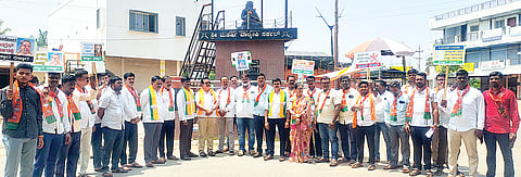 ಹಗರಿಬೊಮ್ಮನಹಳ್ಳಿಯಲ್ಲಿ ಬಿಜೆಪಿ ಮಂಡಲ ಘಟಕದಿಂದ ಕಾಂಗ್ರೆಸ್ ಸರ್ಕಾರದ ವಿರುದ್ಧ ಪ್ರತಿಭಟನೆ ನಡೆಸಲಾಯಿತು. ಬಿಜೆಪಿ ತಾಲೂಕು ಅಧ್ಯಕ್ಷ ಬೆಣಕಲ್ ಪ್ರಕಾಶ್, ತಾ.ಪಂ.ಸ್ಥಾಯಿ ಸಮಿತಿ ಮಾಜಿ ಅಧ್ಯಕ್ಷ ಬುಡ್ಡಿ ಬಸವರಾಜ, ಬಲ್ಲಾಹುಣಸಿ ರಾಮಣ್ಣ, ಜಿ.ಪಂ.ಮಾಜಿ ಸದಸ್ಯ ಮಲ್ಲಿಕಾರ್ಜುನ್ ನಾಯ್ಕ ಇತರರಿದ್ದರು.