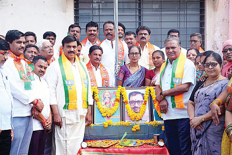 ಗಂಗಾವತಿ ಬಿಜೆಪಿ ಕಚೇರಿಯಲ್ಲಿ ಭಾನುವಾರ ಪಕ್ಷದ ಸಂಸ್ಥಾಪನ ದಿನ ಆಚರಿಸಲಾಯಿತು. ಶಾಸಕ ಗಾಲಿ ಜನಾರ್ದನರೆಡ್ಡಿ, ನಗರಸಭೆ ಅಧ್ಯಕ್ಷ ಮೌಲಸಾಬ್ ದಾದೇಸಾಬ್, ಮಾಜಿ ಸಂಸದ ಎಸ್.ಶಿವರಾಮನಗೌಡ, ಮಾಜಿ ಶಾಸಕ ಪರಣ್ಣಮುನವಳ್ಳಿ ಇತರರಿದ್ದರು.