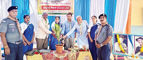 ಗಂಗಾವತಿ ಸರ್ಕಾರಿ ಕೇಂದ್ರ ಹಿರಿಯ ಪ್ರಾಥಮಿಕ ಶಾಲೆ(ಸಿಪಿಎಸ್)ಯಲ್ಲಿ ಸಾಕ್ಷರತಾ ಮತ್ತು ಶಾಲಾ ಶಿಕ್ಷಣ ಇಲಾಖೆ, ಭಾರತ ಸ್ಕೌಟ್ಸ್ ಮತ್ತು ಗೈಡ್ಸ್ ಸಂಸ್ಥೆಯಿಂದ ಹಮ್ಮಿಕೊಂಡ ಬೇಸಿಗೆ ಉಚಿತ ತರಬೇತಿ ಶಿಬಿರವನ್ನು ನಗರಸಭೆ ಮಾಜಿ ಸದಸ್ಯ ಸಿದ್ದಾಪುರ ರಾಚಪ್ಪ ಶನಿವಾರ ಉದ್ಘಾಟಿಸಿದರು. ಮುಖ್ಯಶಿಕ್ಷಕ ಶಿವಪುತ್ರಪ್ಪ ಹೊಸ್ಮನಿ, ಸ್ಥಳೀಯ ಸಂಸ್ಥೆ ಅಧ್ಯಕ್ಷ ಸೈಯ್ಯದ್ ಮೊಹಮ್ಮದ್ ಗುತ್ತಿ, ಕಾರ್ಯದರ್ಶಿ ಹುಸೇನ್‌ಸಾಬ್ ಮಕಾನ್‌ದಾರ್ ಇತರರಿದ್ದರು.